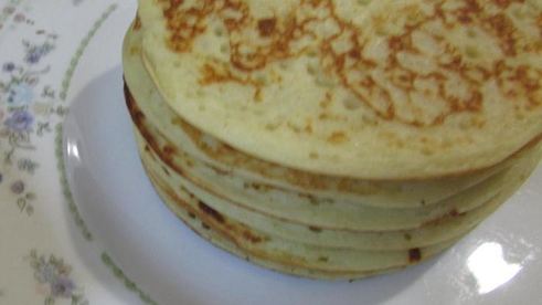 панкейки с пшенными хлопьями и ягодным соусом