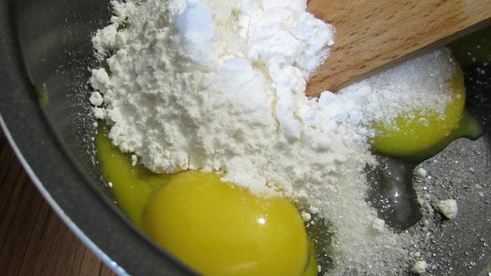 панкейки с пшенными хлопьями и ягодным соусом