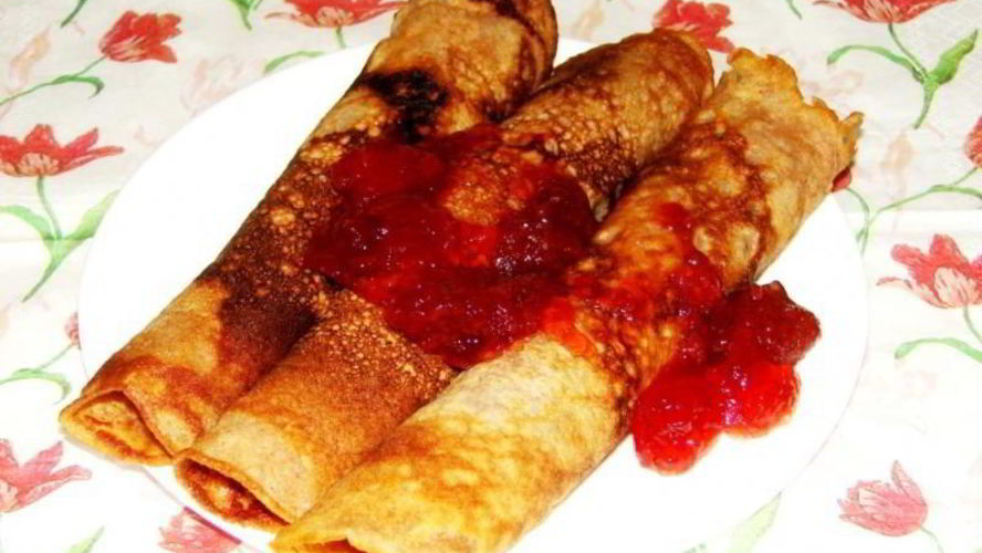 Рецепт сладких блинчиков с клубникой и творогом