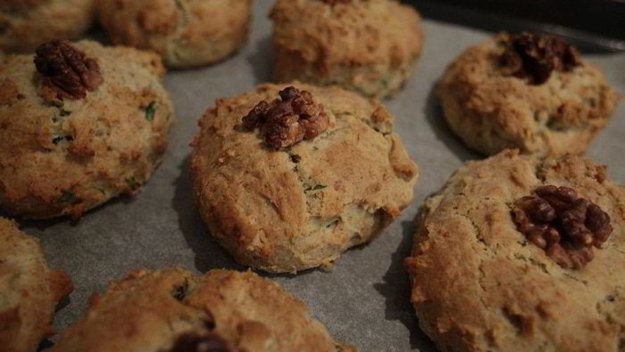 Рецепт английских булочек с грецкими орехами и сыром