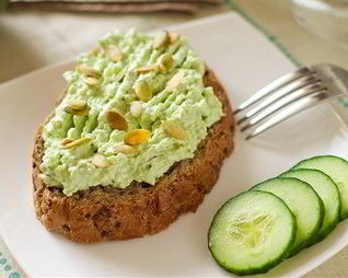 Булочка с творогом и авокадо