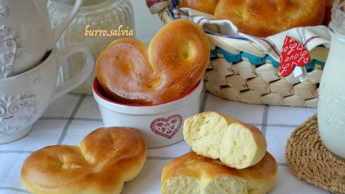 булочки молочные сердечки