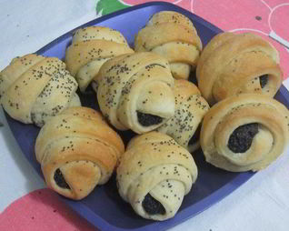 Булочки с черносливом и маком