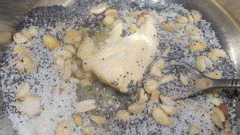 булочки с маком и орехами в карамели