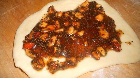 булочки с маком и орехами в карамели