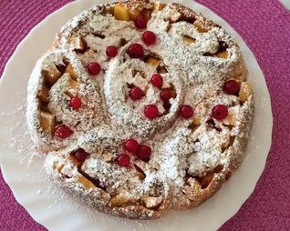 Булочки с персиками и красной смородиной