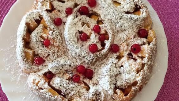 Рецепт Булочек с персиками и красной смородиной