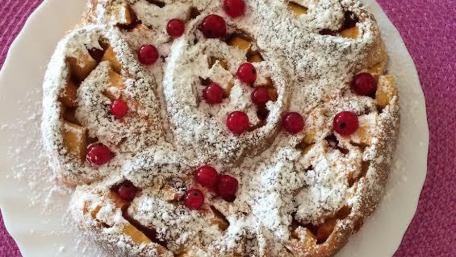 Рецепт булочек с персиками и красной смородиной