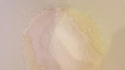 булочки с персиками и красной смородиной