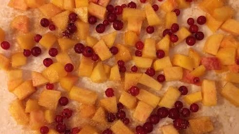 булочки с персиками и красной смородиной