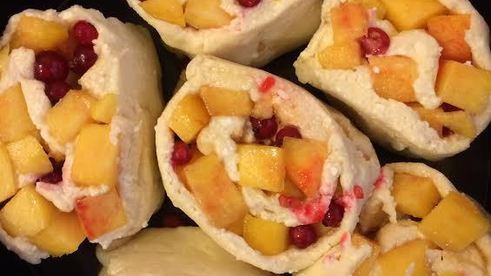 булочки с персиками и красной смородиной