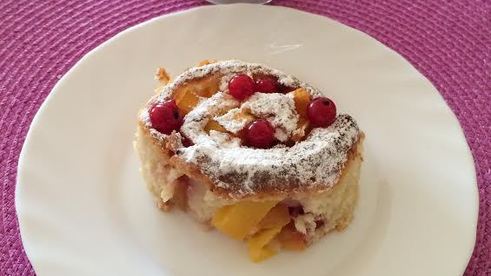 булочки с персиками и красной смородиной