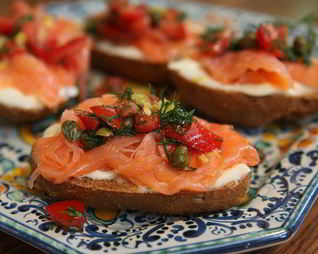 Булочки с семгой и соусом из каперсов