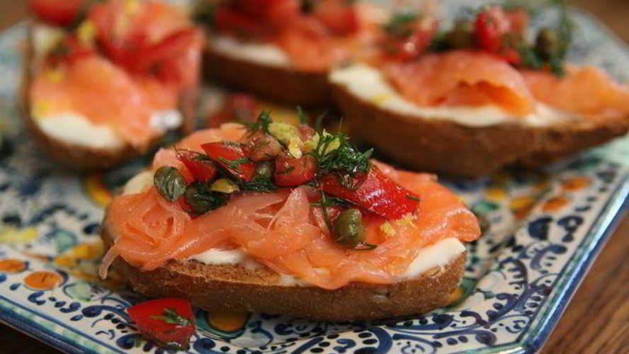 Рецепт булочек с семгой и соусом из каперсов