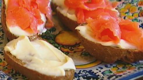 булочки с семгой и соусом из каперсов