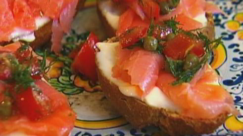 булочки с семгой и соусом из каперсов