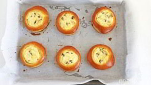 булочки с творогом и изюмом