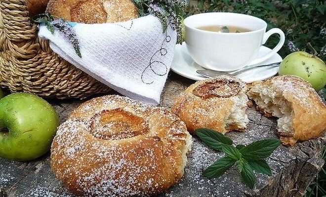 Булочки с яблоками, грушей и пряностями