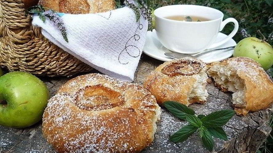 Рецепт булочек с яблоками, грушей и пряностями