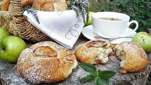 булочки с яблоками, грушей и пряностями