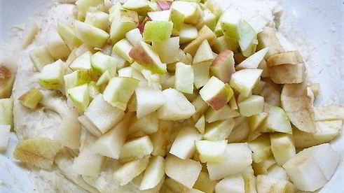 булочки с яблоками, грушей и пряностями