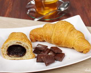 Круассаны из слоеного теста с шоколадом