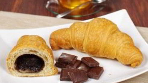 круассаны из слоеного теста с шоколадом