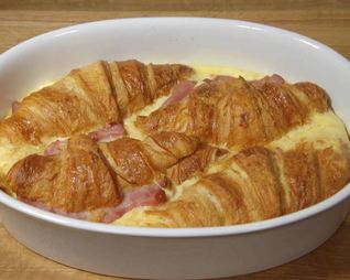 Круассаны, запеченные с яйцами, сыром и ветчиной