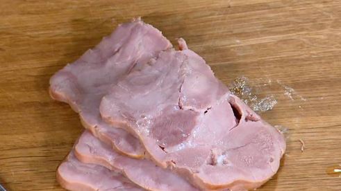 круассаны, запеченные с яйцами, сыром и ветчиной