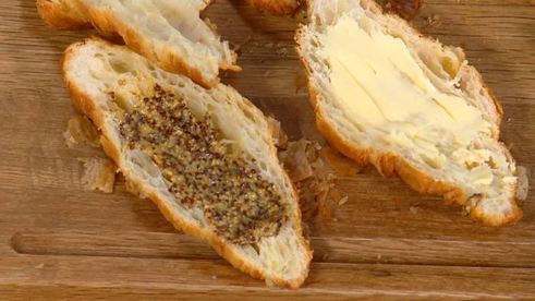 круассаны, запеченные с яйцами, сыром и ветчиной