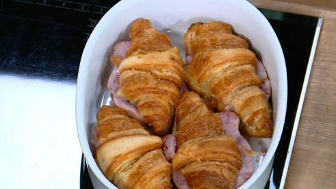 круассаны, запеченные с яйцами, сыром и ветчиной