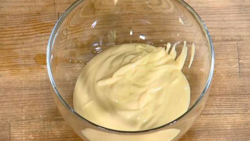 круассаны, запеченные с яйцами, сыром и ветчиной