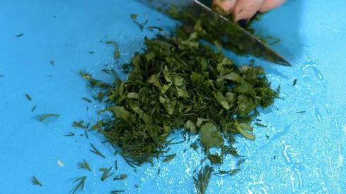 круассаны, запеченные с яйцами, сыром и ветчиной