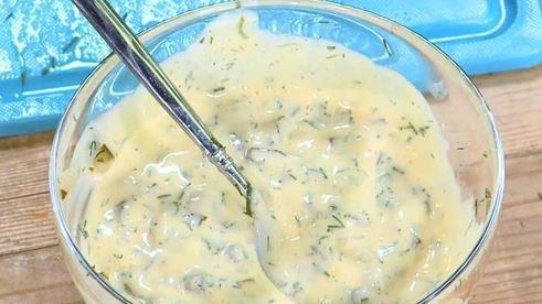 круассаны, запеченные с яйцами, сыром и ветчиной