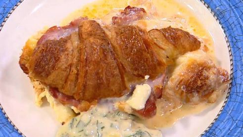 круассаны, запеченные с яйцами, сыром и ветчиной