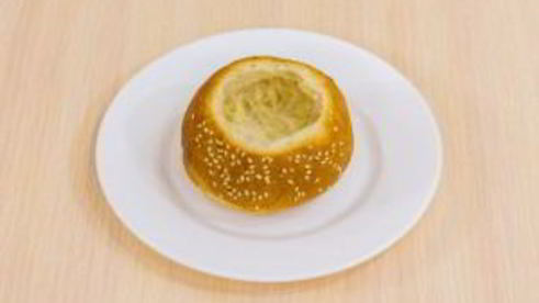 овощи с яйцом, запеченные в булочке