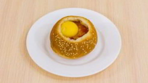 овощи с яйцом, запеченные в булочке