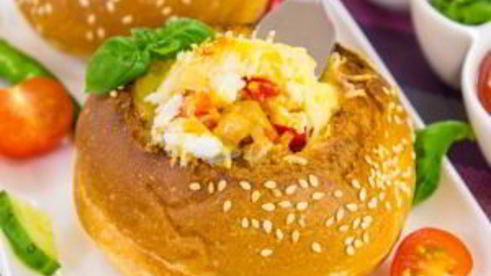 овощи с яйцом, запеченные в булочке