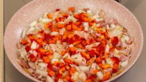 овощи с яйцом, запеченные в булочке