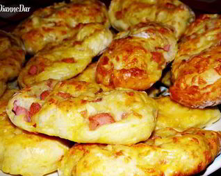 Пресные витые плюшки с сосисками и сыром