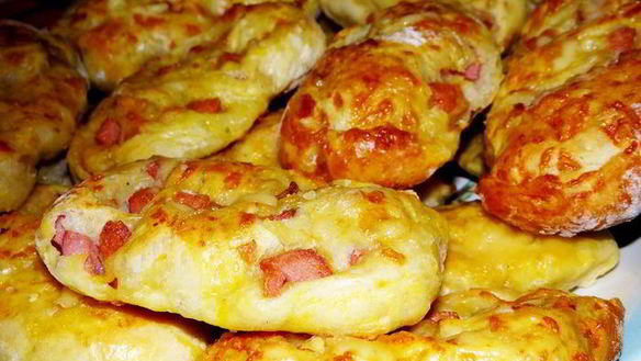 Рецепт Пресных витых плюшек с сосисками и сыром