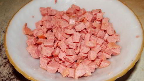 пресные витые плюшки с сосисками и сыром