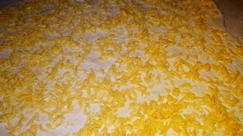 пресные витые плюшки с сосисками и сыром