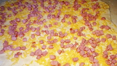 пресные витые плюшки с сосисками и сыром