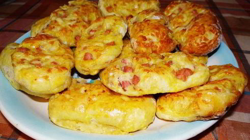пресные витые плюшки с сосисками и сыром