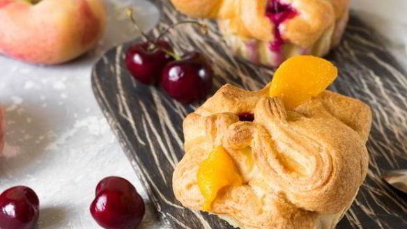 Рецепт Слоеных булочек с консервированными персиками