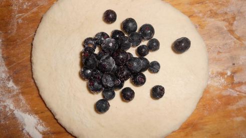 ванильно-маковые булочки с творогом и черникой