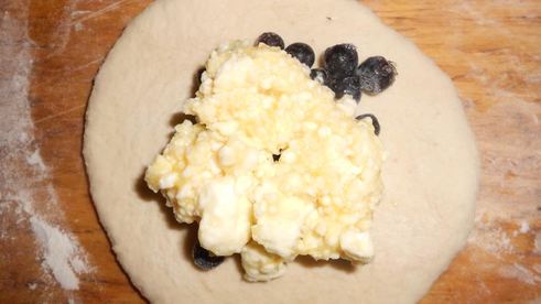 ванильно-маковые булочки с творогом и черникой