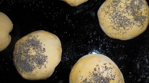 ванильно-маковые булочки с творогом и черникой