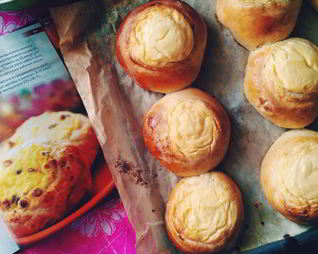 Ватрушки из дрожжевого теста, мандаринов и сахара